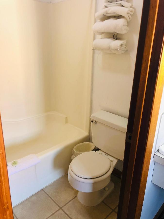 Big 12 Motel Broken Bow Экстерьер фото