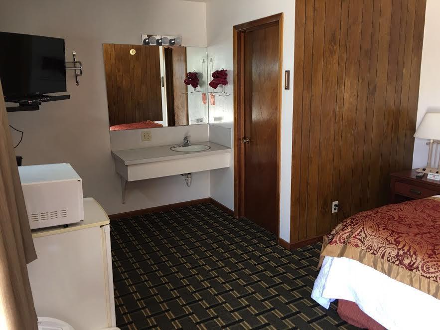Big 12 Motel Broken Bow Экстерьер фото